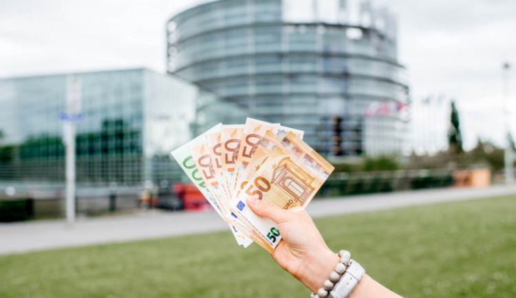 Máme tajný evropský dluh, ale nevíme, jak ho řešit. To je past, která nás zase zaskočí a dovede k evropské fiskální unii, aniž by o tom měli voliči kdy možnost hlasovat