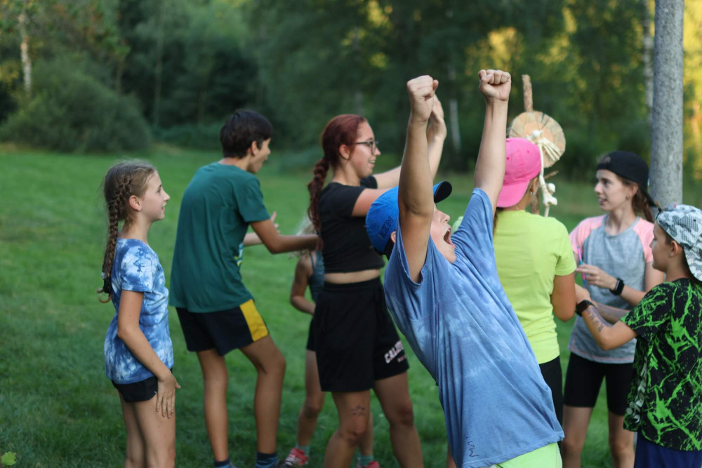 Každý rok MAS pořádá letní tábory pro děti, kde vychovává nové mladé lídry, dnešní vedoucí jsou odrostlí účastníci z předchozích let.