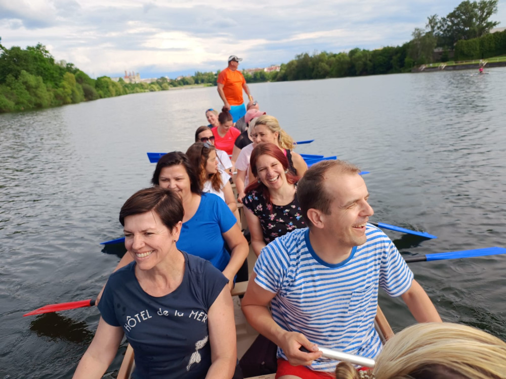 Trénink na závod dračích lodí MAS organizuje pro své členy i pro ředitele a pedagogy škol jako příklad neformální akce, které pak snáze otevírají dveře k vzájemnému sdílení a spolupráci.