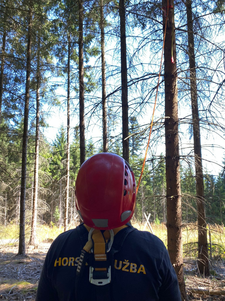 Horské záchranáře nejvíce zaměstnávají cyklisté. Na Šumavě sundávali ze stromu i několik paraglidistů