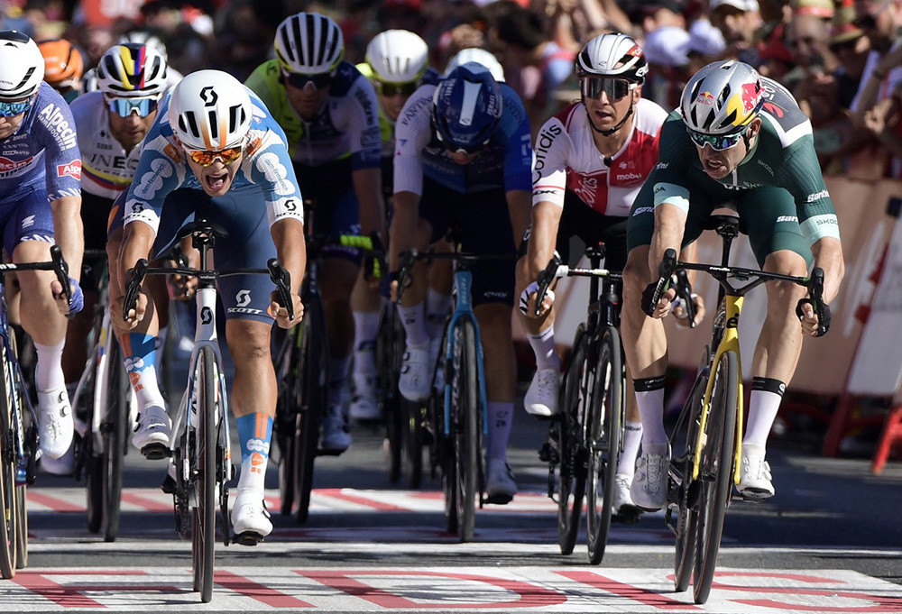 Pavel Bittner (nalevo) poráží ve sprintu na Vueltě Wouta van Aerta