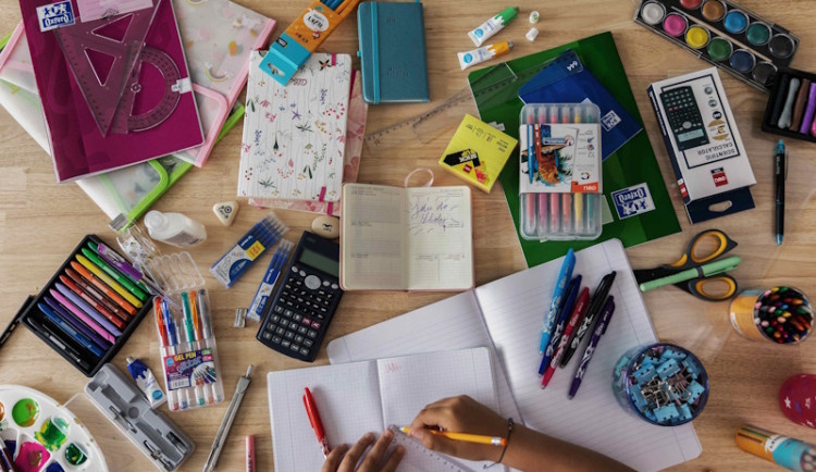 Roste zájem o nákup školních potřeb online. Zákazníci si oblíbili také ready to eat svačinové boxy