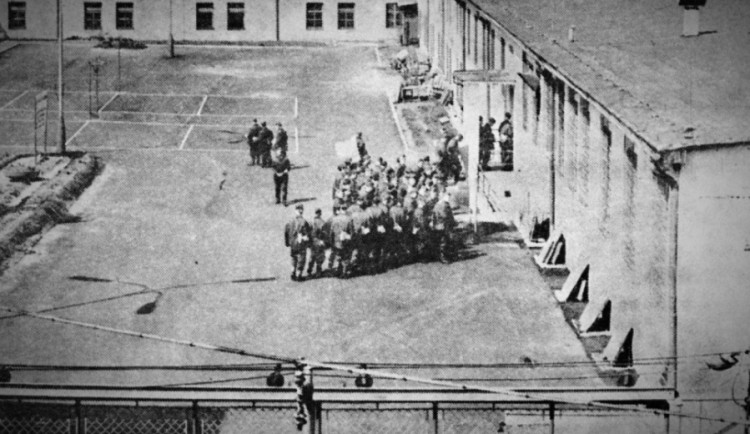 Vláda připravuje dva zákony k odškodnění lidí perzekvovaných komunisty.