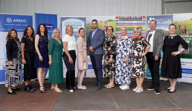 Živě: Čtrnáct finalistů bojuje o titul Anděl mezi zdravotníky