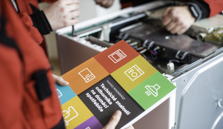 Naučíme vás to opravit: projekt, do kterého se zapojila první hradecká střední škola