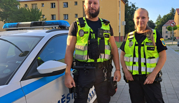 Hlídka strážníků rozmluvila mladé ženě záměr skočit z mostu