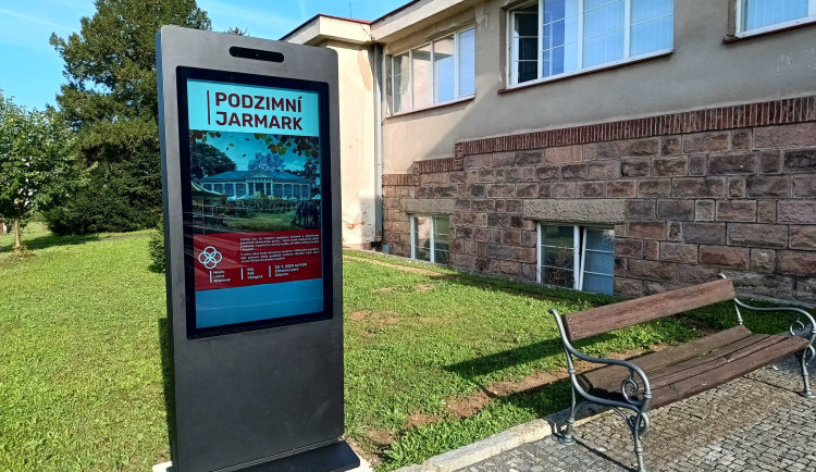 Město Lázně Bělohrad má nový informační systém. Po městě jsou rozmístěné speciální tabule