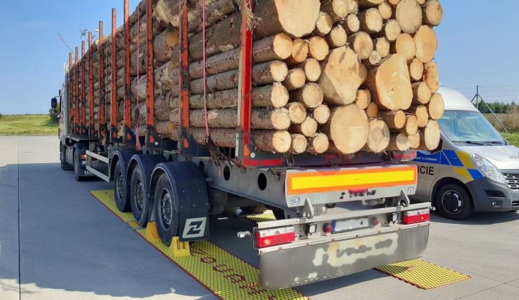 Policisté si posvítili na neplatiče pokut. Řidič přetíženého kamionu dlužil 100 tisíc korun