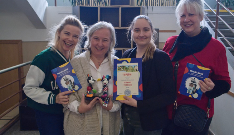 Školy tvoří příběhy o pejskovi a kočičce.