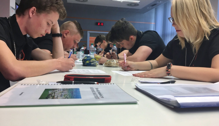 size4-15907411772128-207-podle-reditelu-strednich-skol-se-letosni-maturity-prilis-nezmeni-zprisni-se-hygiena