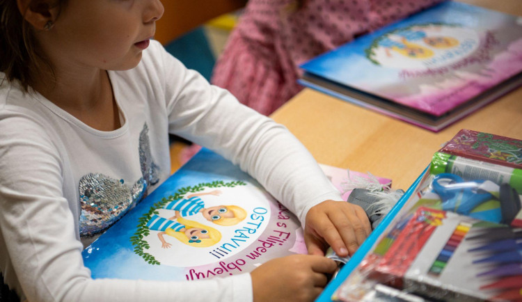 Zaostřeno na čtenářskou gramotnost. Ostrava si pro prvňáčky připravila knihu z pera bílovecké autorky