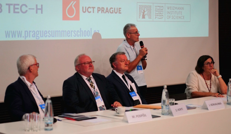 V Praze začal jubilejní 10. ročník prestižní letní školy zaměřené na vývoj nových léků