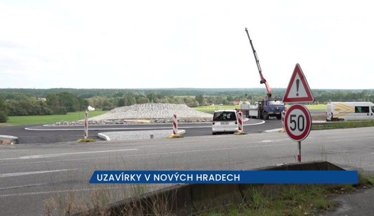 U Nových Hradů na Českobudějovicku se staví nová kruhová křižovatka a opravuje se průtah městem