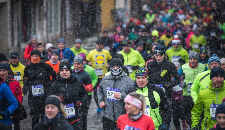 Oblíbená rodinná běžecká série ČEZ RunTour se v roce 2025 rozšiřuje do zimní edice!