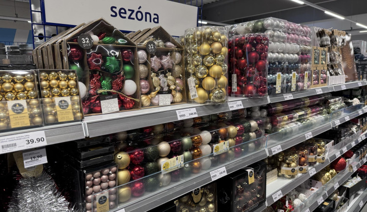 ANKETA: Vánoční sezona v hradeckém kraji zahájena. První obchod začal nabízet vánoční sortiment