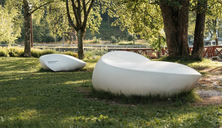 Špindlerův Mlýn má díky projektu Město bez kouře nový městský mobiliář