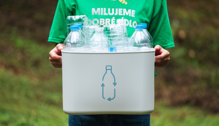 Rohlík rozšířil možnosti recyklace PET lahví. Nasbíral jich už na šest tisíc