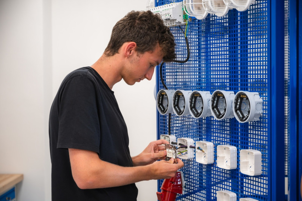 Žáci elektrotechnického učiliště mají nové výukové středisko u největšího dodavatele tepla na západě Čech