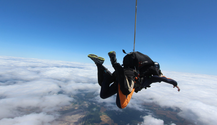 Tandemový seskok: Adrenalin, který vám změní pohled na svět