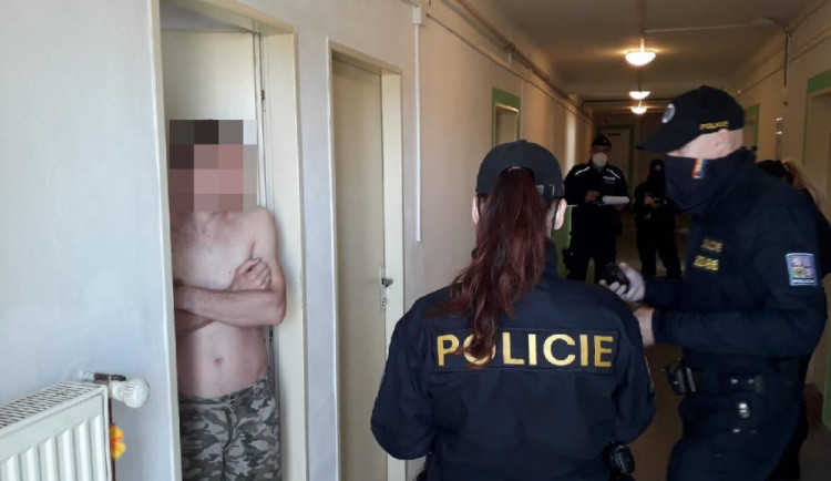 size4-162015609716-231-na-ubytovny-a-firmy-nastoupila-cizinecka-policie-odhalila-zahranicni-pracovniky-bez-dokladu