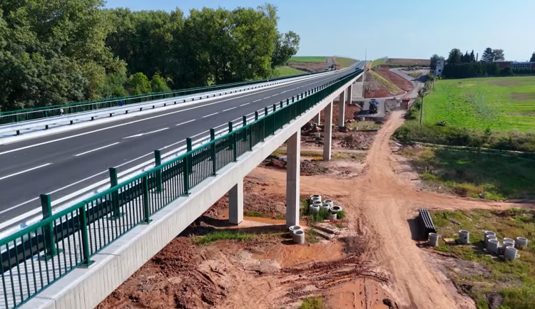 Otevřel se obchvat Jaroměře. V průměru řidičům ušetří sedm minut času