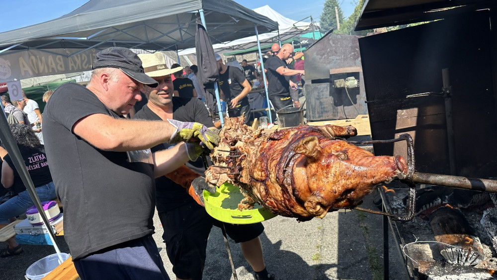 Obrovské davy návštěvníků vzaly útokem Mistrovství Šumavy v opékání prasat. A bylo co ochutnávat