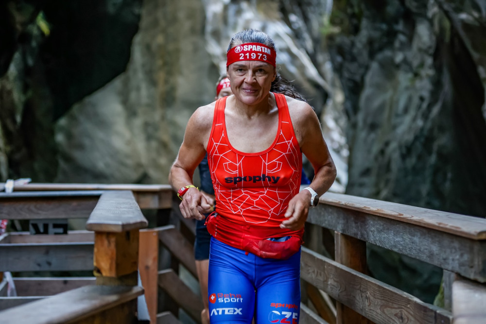 Liberecká závodnice Zuzana Kocumová se ve 45 letech stala mistryní Evropy v závodech Spartan