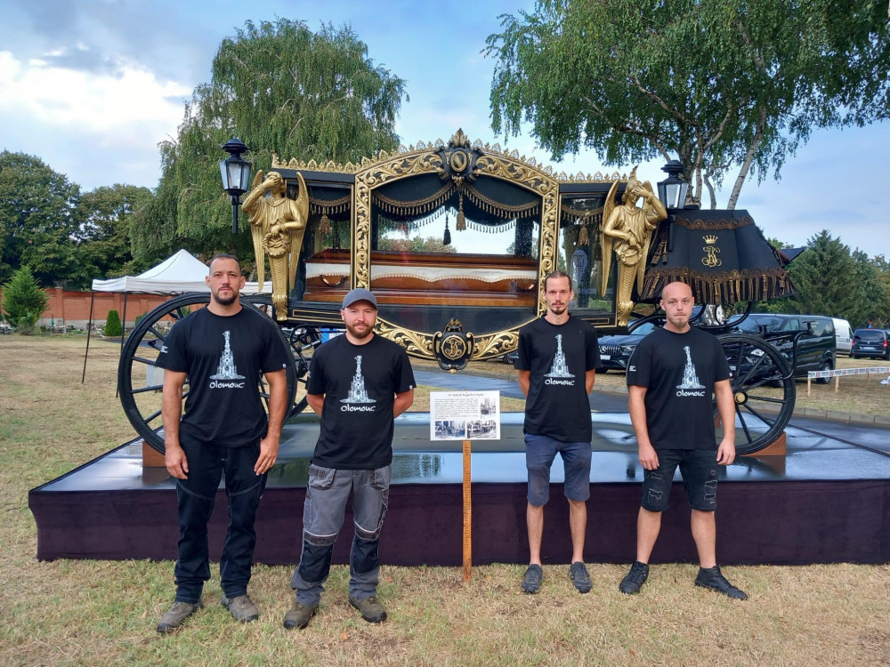 VIDEO: Jak vykopat hrob na čas? V soutěži hrobníků v Maďarsku obsadil tým z Olomouce třetí místo