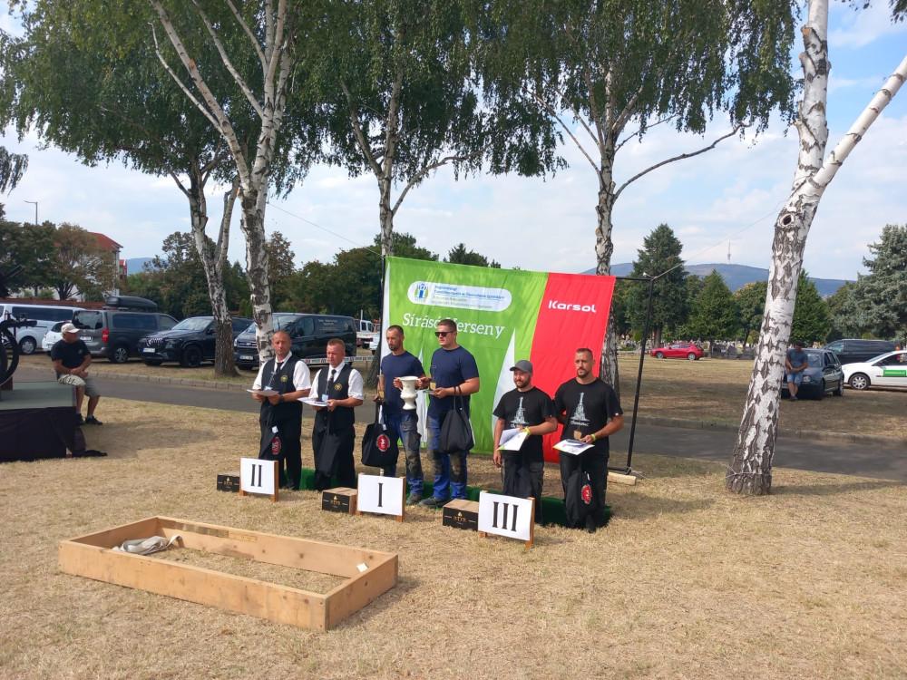 VIDEO: Jak vykopat hrob na čas? V soutěži hrobníků v Maďarsku obsadil tým z Olomouce třetí místo