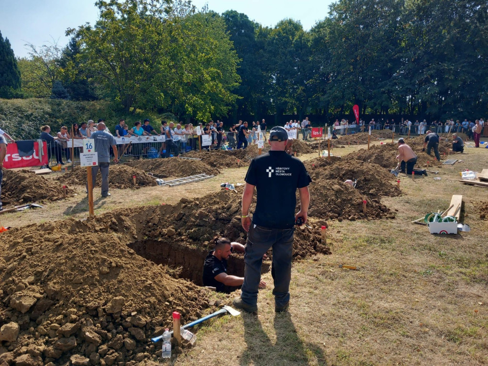 VIDEO: Jak vykopat hrob na čas? V soutěži hrobníků v Maďarsku obsadil tým z Olomouce třetí místo