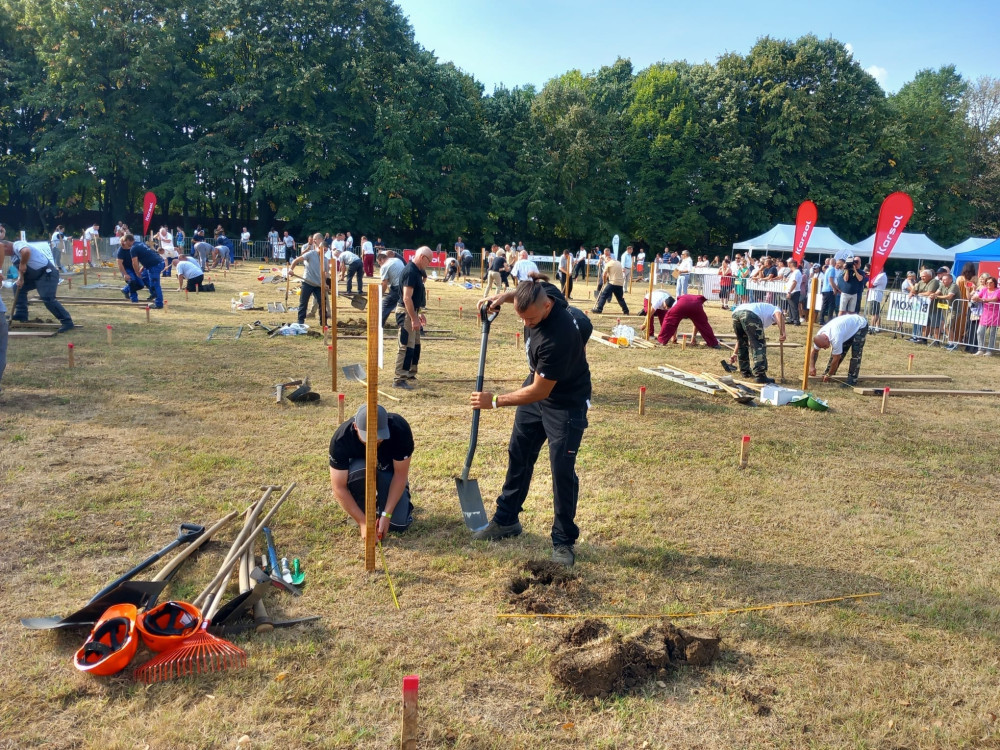 VIDEO: Jak vykopat hrob na čas? V soutěži hrobníků v Maďarsku obsadil tým z Olomouce třetí místo
