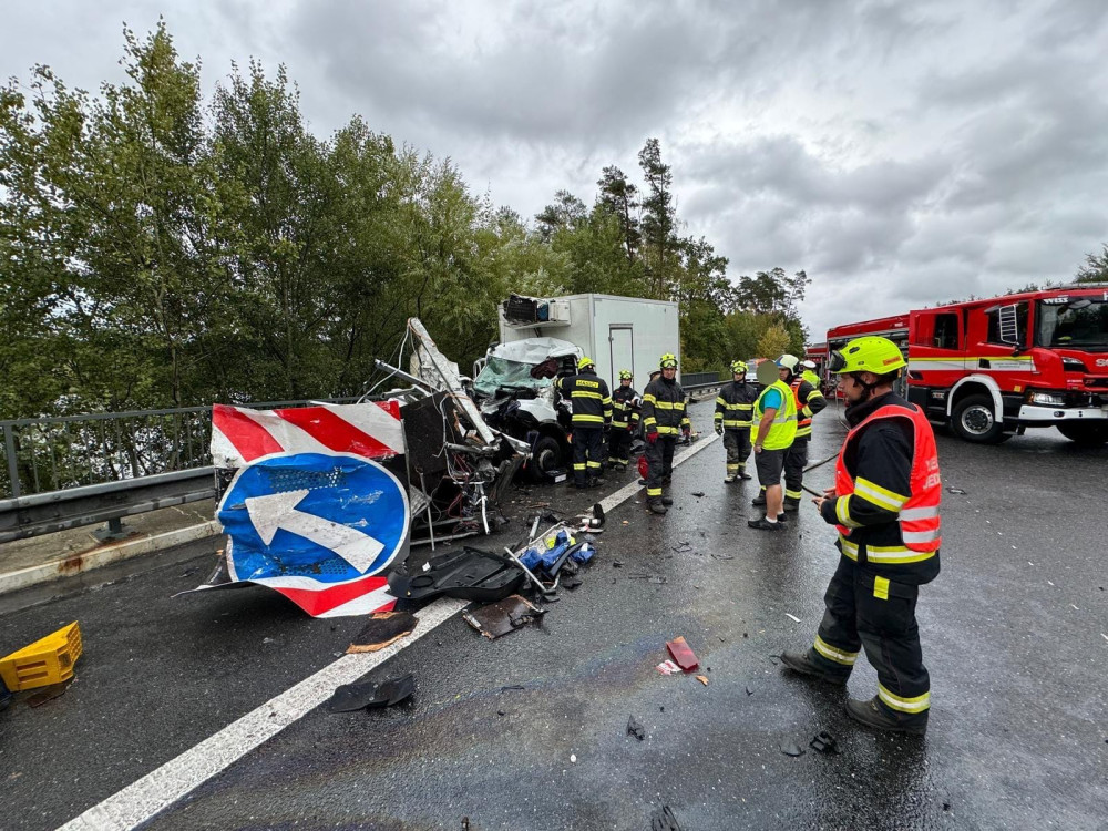 Na dálnici D3 u Tábora se střetla dodávka s vozidlem údržby, řidič zůstal ve voze zaklíněný