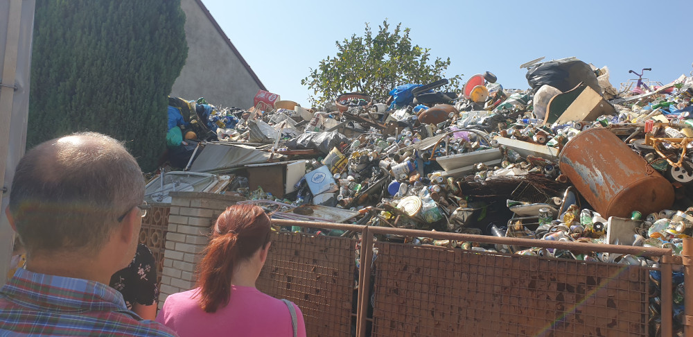 Vrchlickou ulici v Hořicích zaplavují odpadky. Situaci na soukromém pozemku chce řešit město