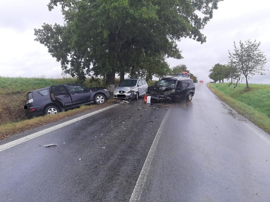 Tři auta v sobě. Hromadná nehoda na Pelhřimovsku skončila zraněním čtyř cestujících