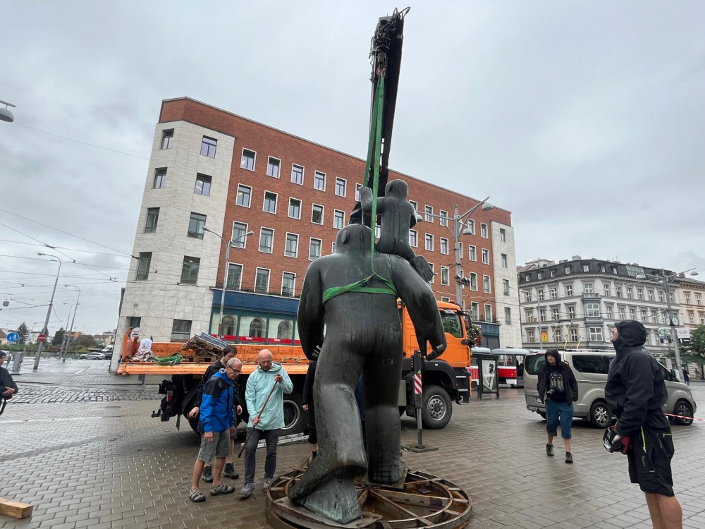 VIDEO: Do Brna převezli z Ostravy sochu svatého Kryštofa. Lidé si ji prohlédnou na Malinovského náměstí