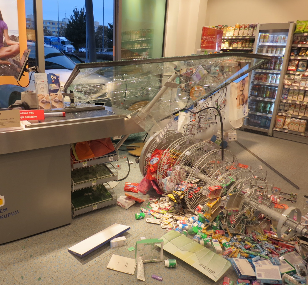 Žena v Pelhřimově nezvládla řízení a projela výlohou prodejny. Odnesl to stojan se sladkostmi