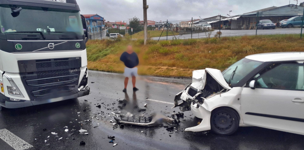 Nehoda poblíž Rozvadova, kde se srazil osobák s kamionem