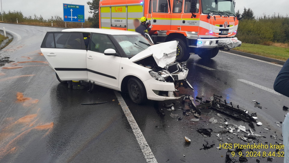 Nehoda poblíž Rozvadova, kde se srazil osobák s kamionem