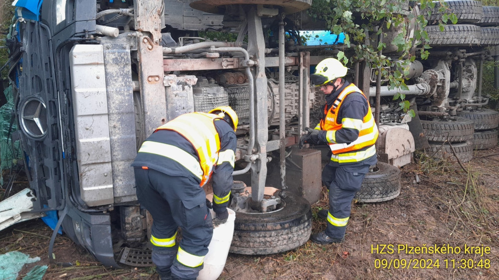 Převrácený nákladní automobil u Robčic