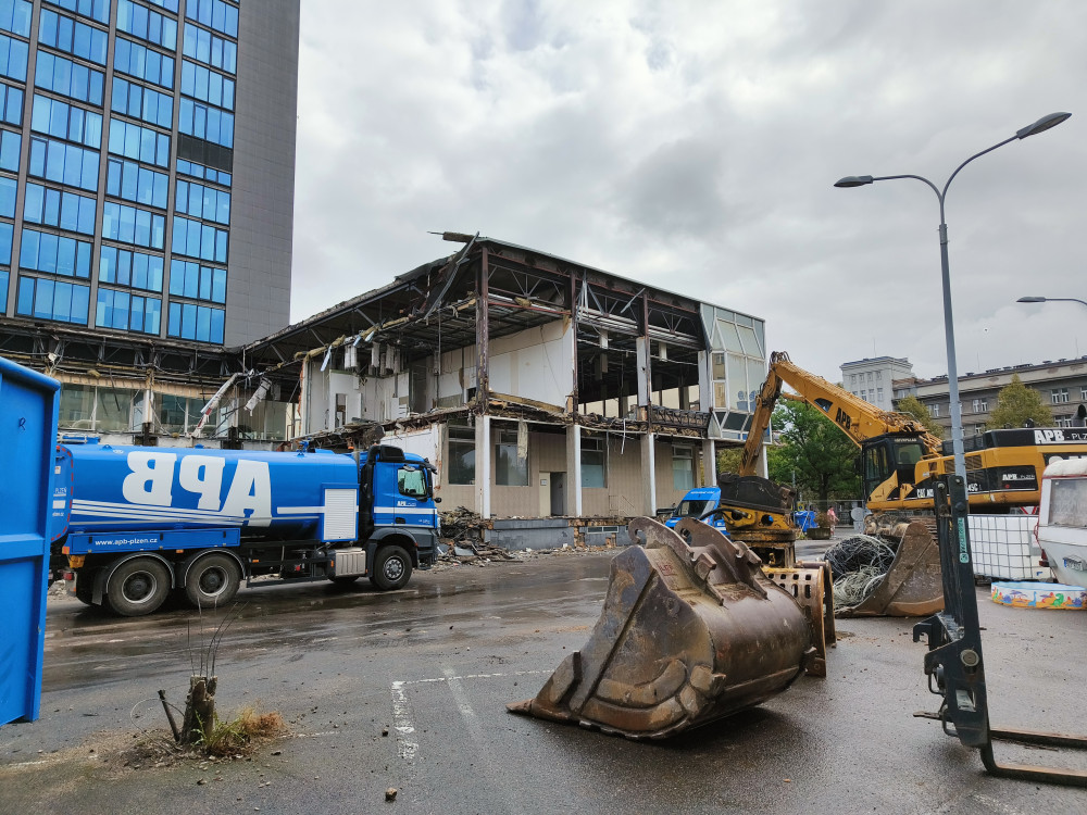 Svého času oblíbená restaurace mizí před očima, nahradí ji multifunkční komplex se zelení