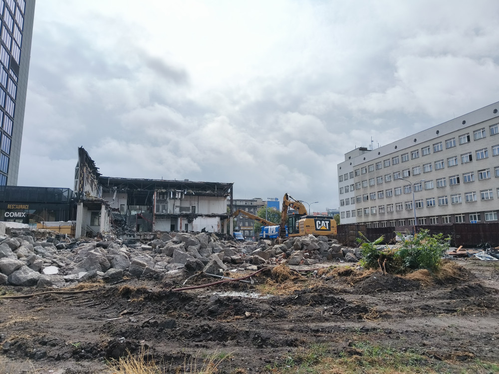 Svého času oblíbená restaurace mizí před očima, nahradí ji multifunkční komplex se zelení