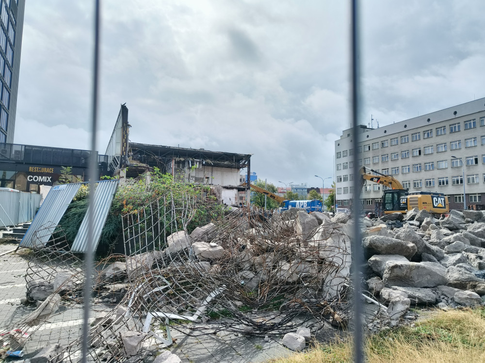 Svého času oblíbená restaurace mizí před očima, nahradí ji multifunkční komplex se zelení