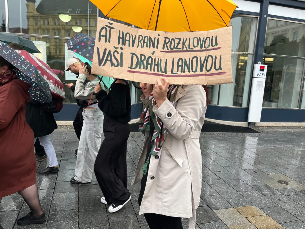 VIDEO: Lidé v Brně protestují proti stavbě lanovky. Plánují přespat před radnicí