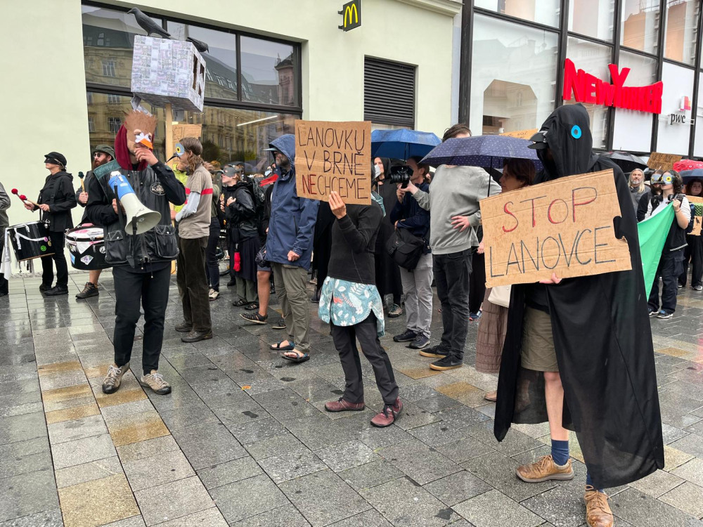 VIDEO: Lidé v Brně protestují proti stavbě lanovky. Plánují přespat před radnicí