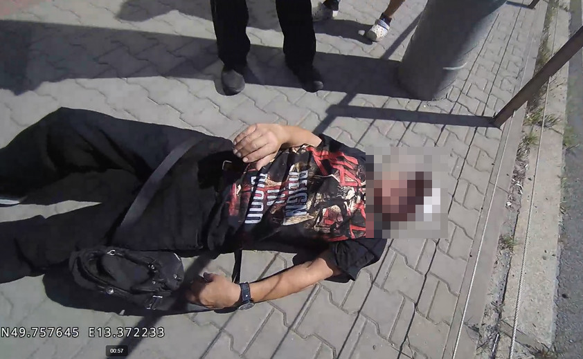 Sedm opilců si vysloužilo odvoz na záchytku, jeden mladík se oháněl pěstmi a skončil v poutech