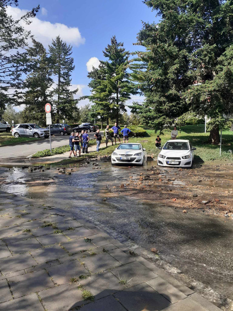 5 - Záplava na kopci. U olomouckého vodojemu prasklo potrubí, v části sídliště nepoteče voda