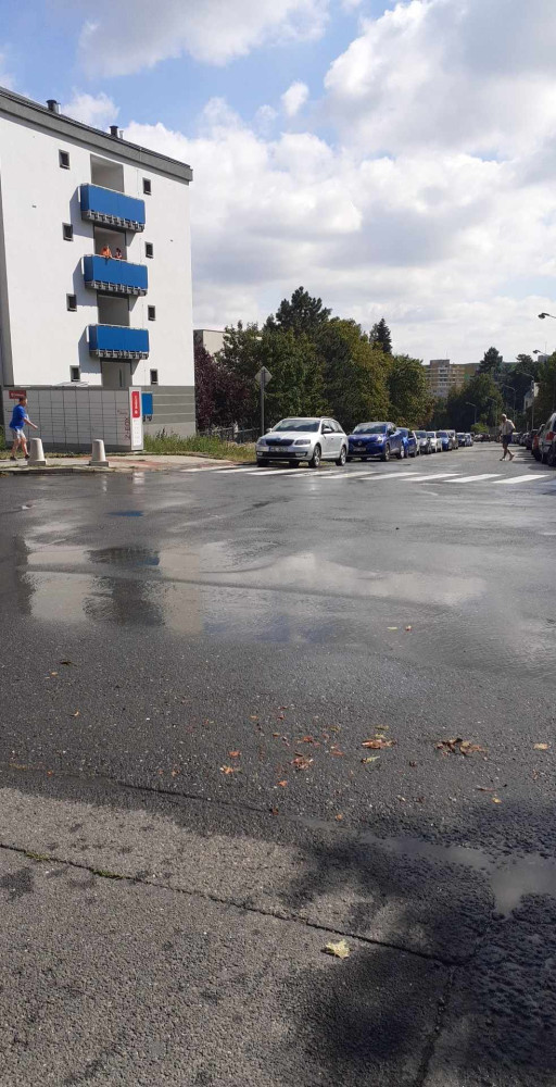 6 - Záplava na kopci. U olomouckého vodojemu prasklo potrubí, v části sídliště nepoteče voda