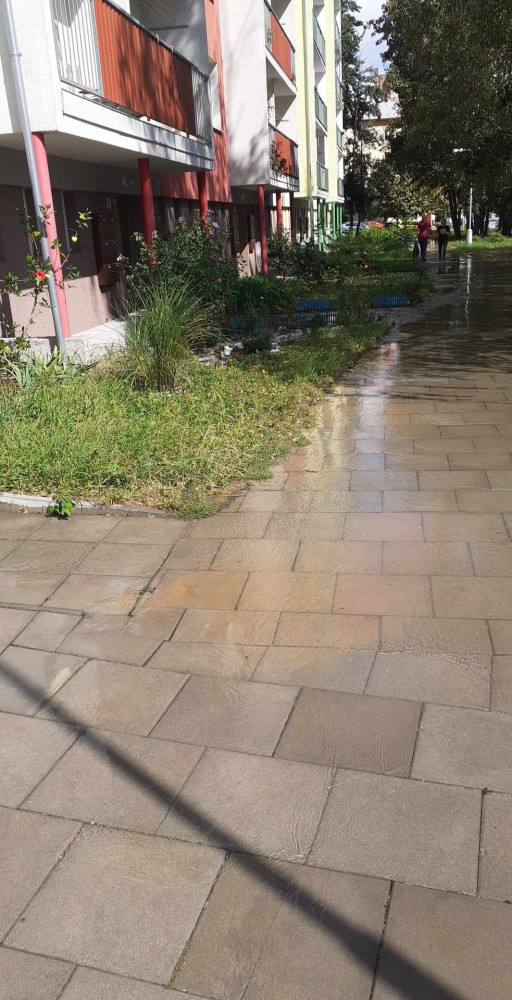 7 - Záplava na kopci. U olomouckého vodojemu prasklo potrubí, v části sídliště nepoteče voda