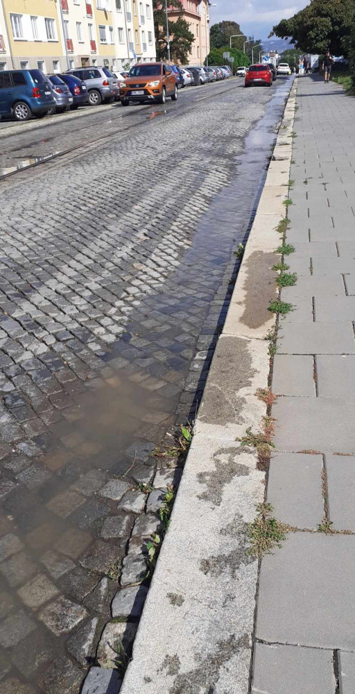 8 - Záplava na kopci. U olomouckého vodojemu prasklo potrubí, v části sídliště nepoteče voda