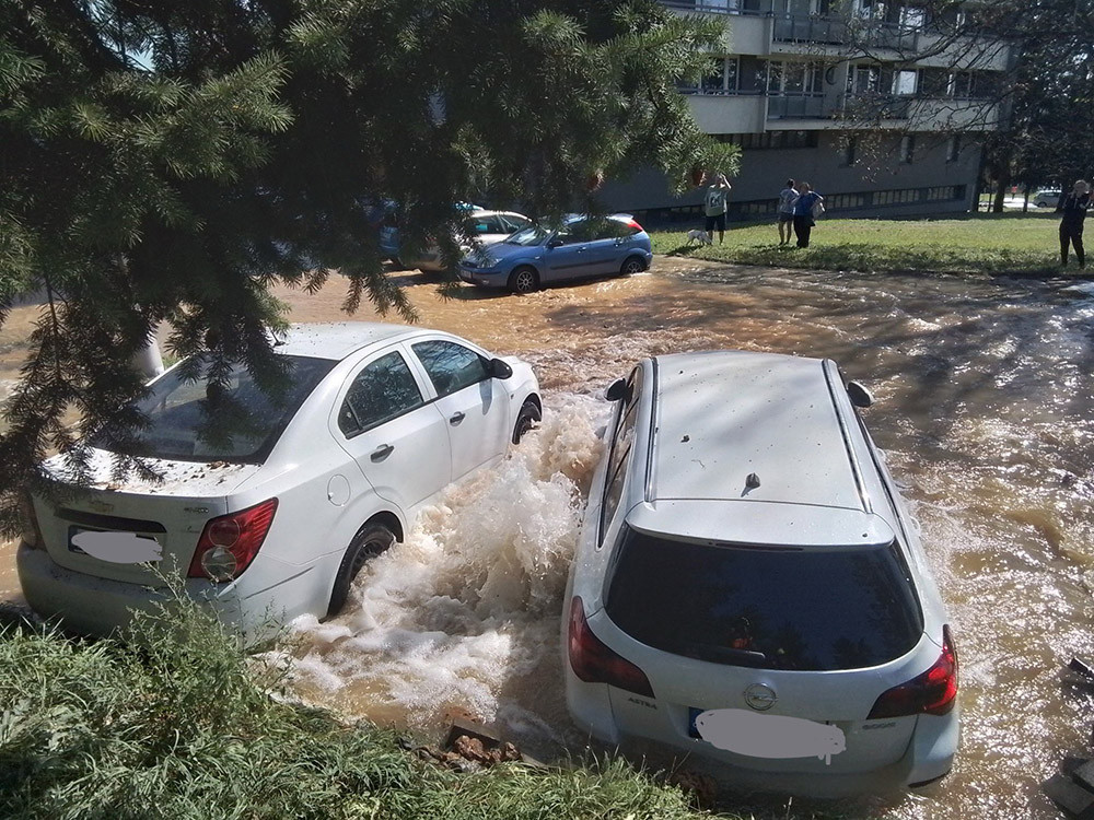 1 - Záplava na kopci. U olomouckého vodojemu prasklo potrubí, havárie se dotkne sídliště i nemocnice